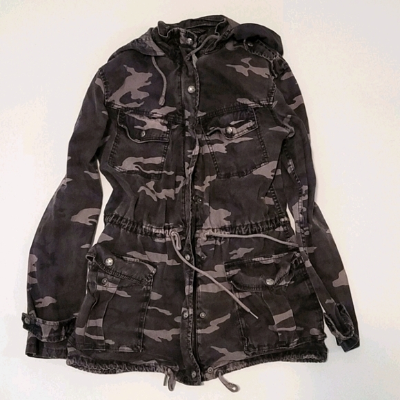 Aritzia Jackets & Blazers - Aritzia Talula Trooper Camo Light Utility Jacket